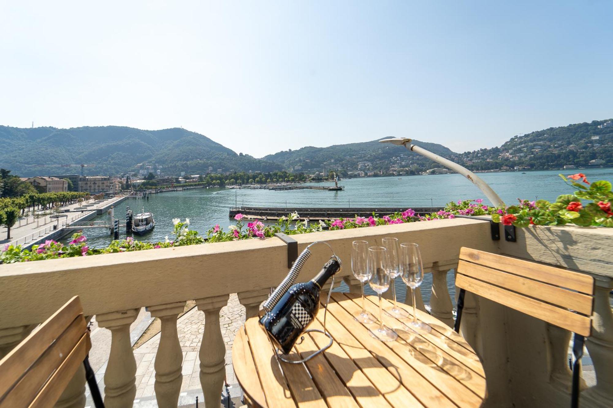 Appartamento Esclusivo Fronte Lago, In Centro A Como Con Garage מראה חיצוני תמונה