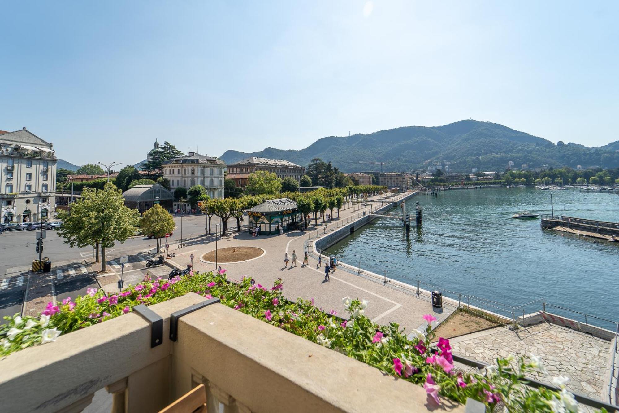 Appartamento Esclusivo Fronte Lago, In Centro A Como Con Garage מראה חיצוני תמונה