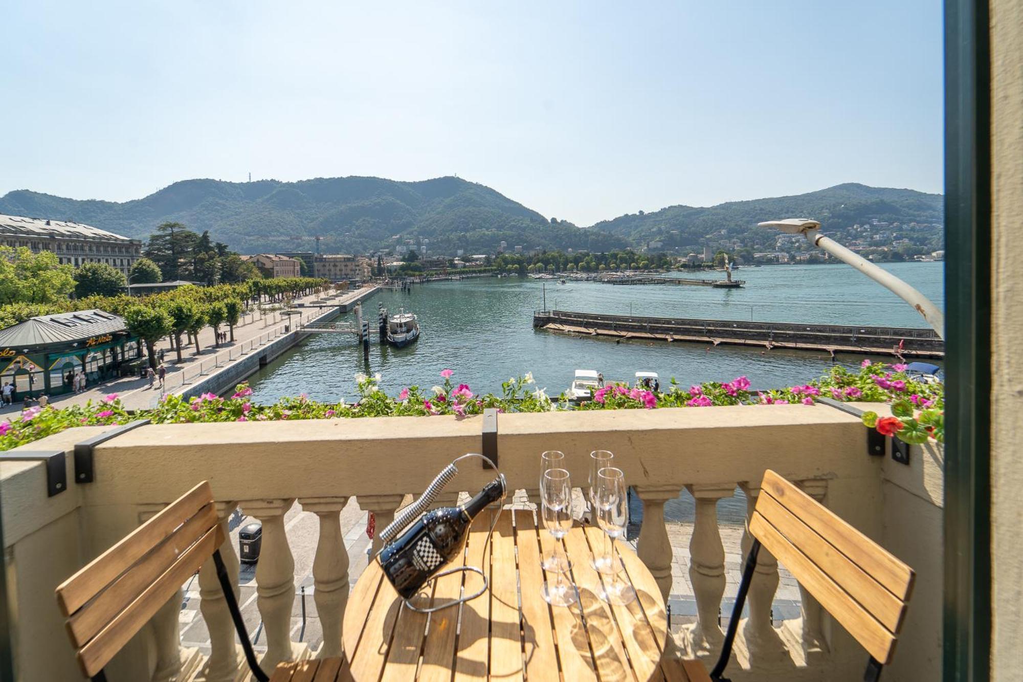 Appartamento Esclusivo Fronte Lago, In Centro A Como Con Garage מראה חיצוני תמונה