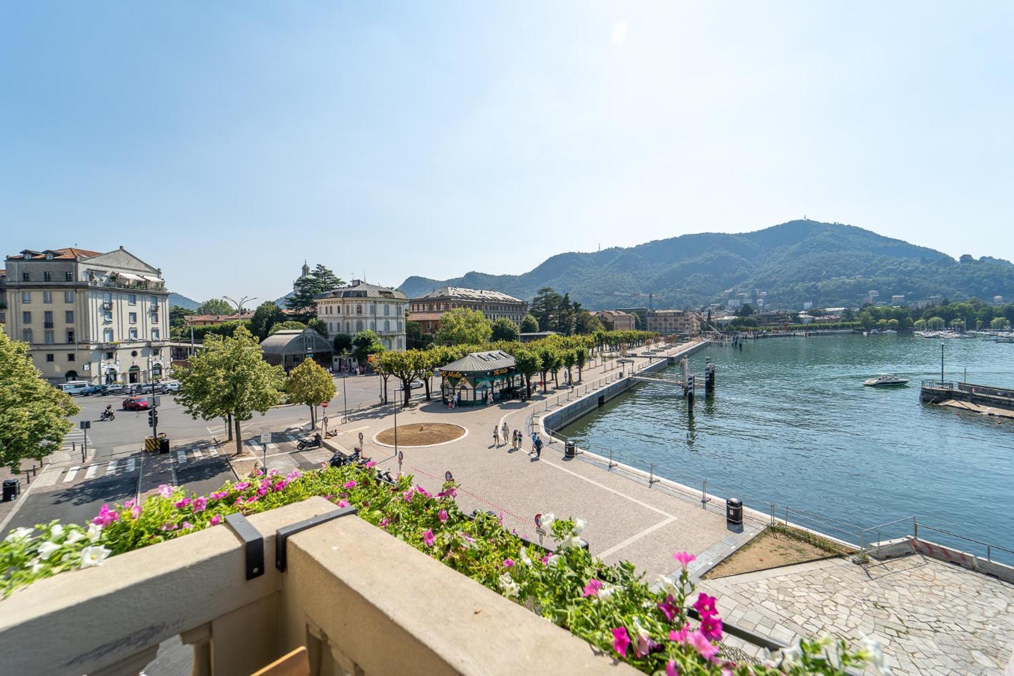 Appartamento Esclusivo Fronte Lago, In Centro A Como Con Garage מראה חיצוני תמונה